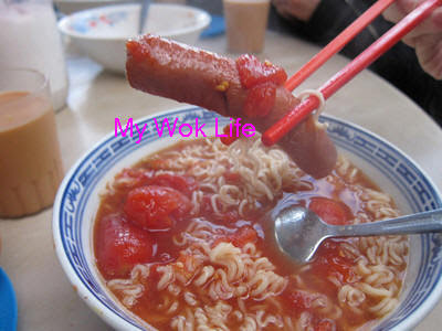 My Wok Life Cooking Blog - Signature Crispy "Piggy" Bun & Fresh Tomato Noodle Soup at 勝香園 @ Sheung Wan, HK Island (香口脆脆和番茄汤面 @ 上環勝香園大排檔） -