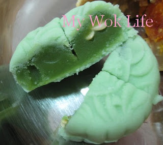 My Wok Life Cooking Blog Pandan Flavoured Lotus Paste Mini Snowskin Mooncake (香兰莲蓉迷你冰皮月饼)