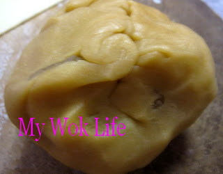 My Wok Life Cooking Blog - Single Yolk White Lotus Paste Moon Cake -