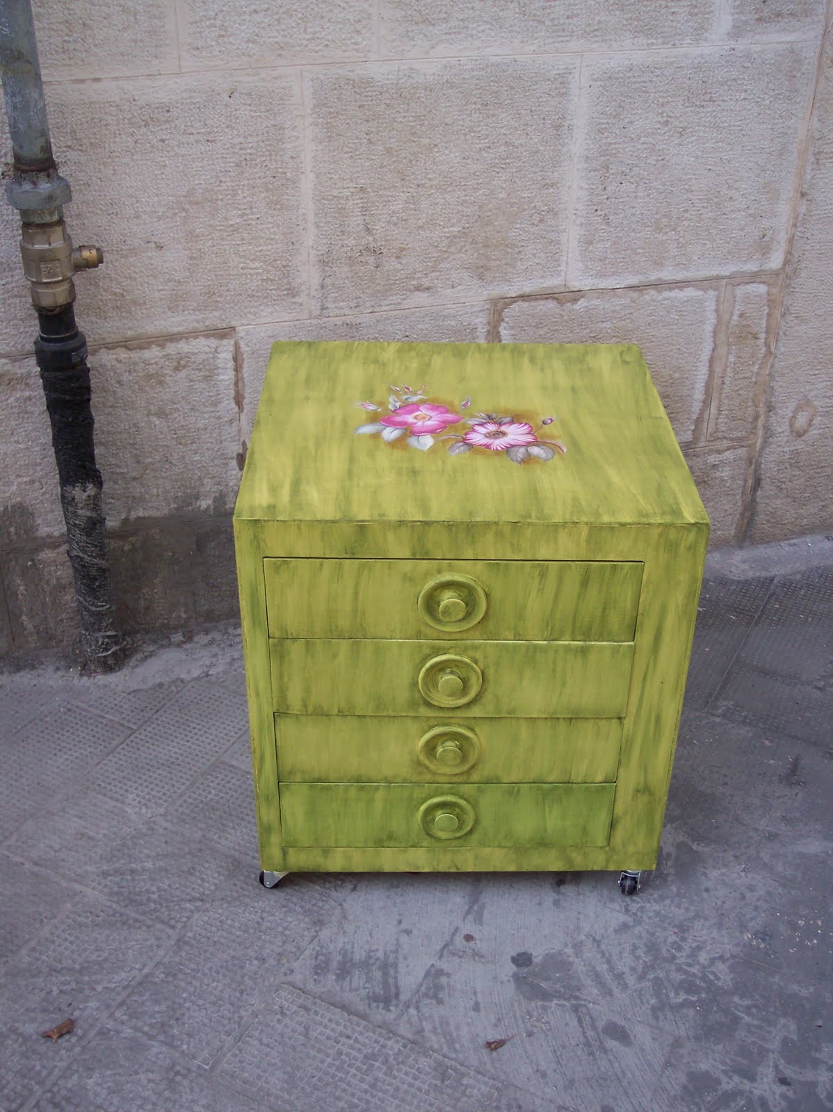 Il baule di un'artista: rinnovo di mobili in laminato e fioriera ...