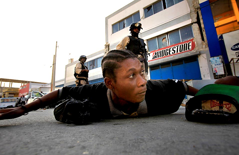 [looters haitiNEW.jpg]