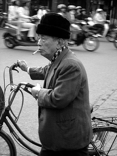 [hanoi+man+with+bike+smoking.jpg]