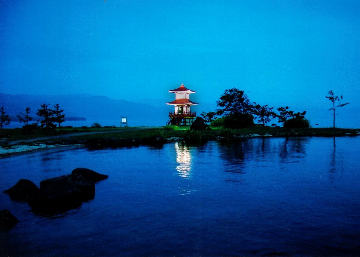 [hokkaido+lake+shrine.jpg]