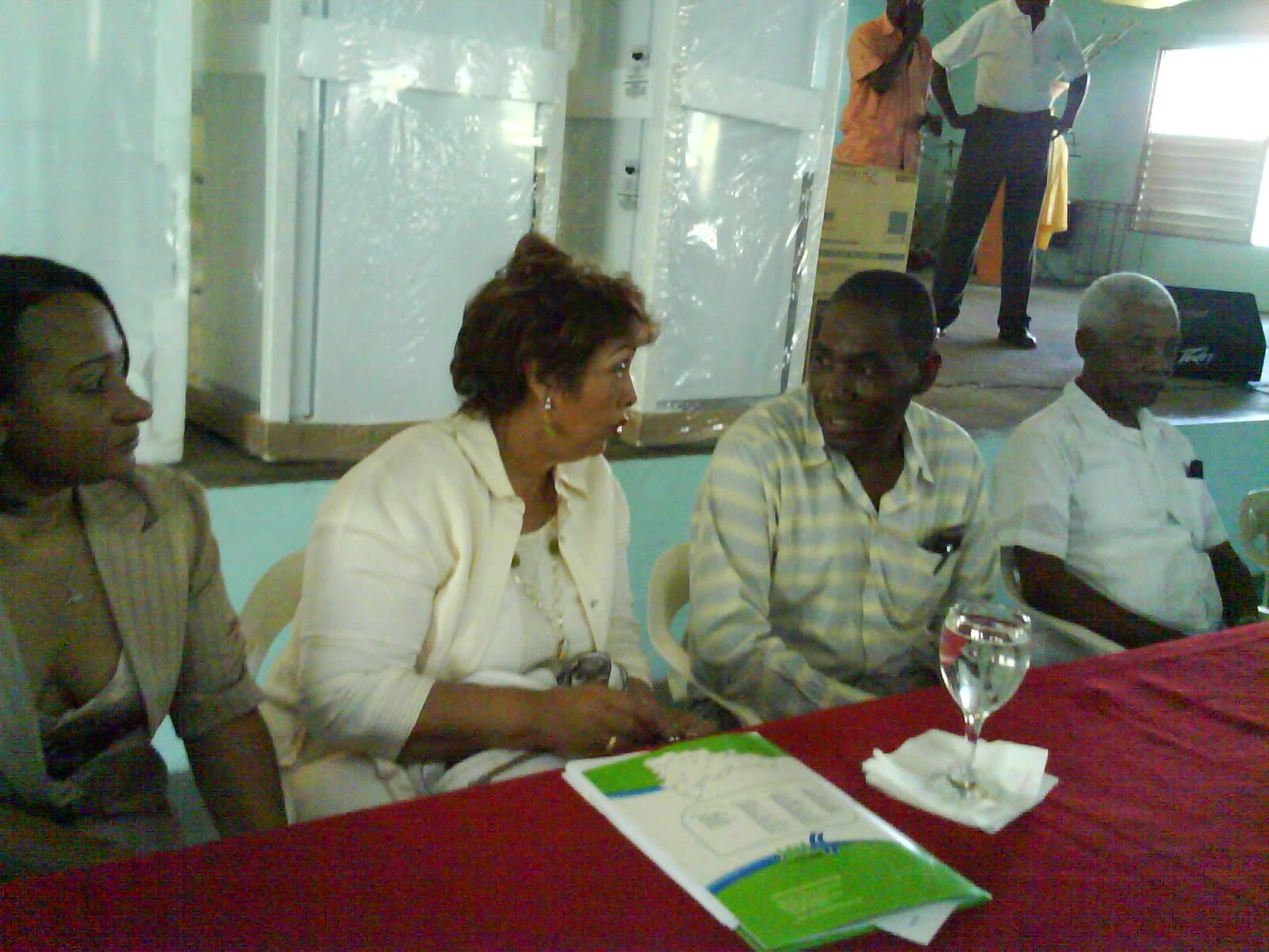 Sindicato Unido de los Trabajadores del Central Romana tira la puerta