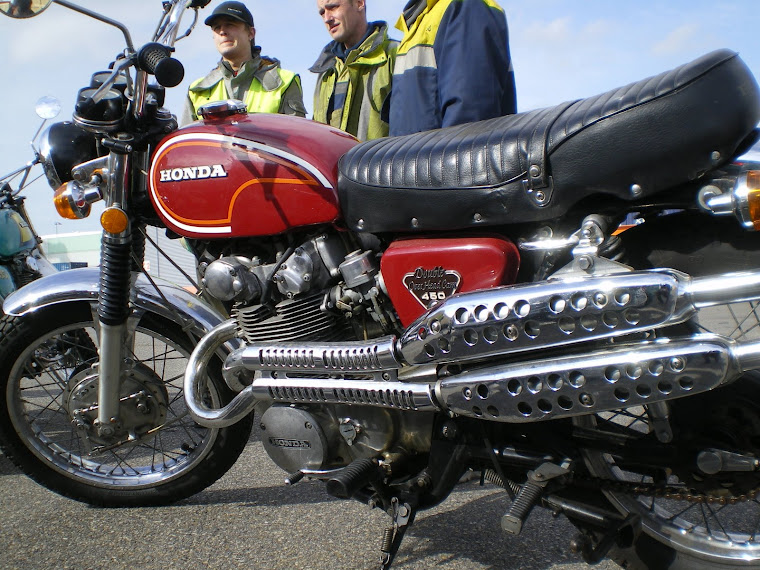 450 cl , SCRAMBLER , avec le moteur descendant de la Black Bomber (bon là on est en 5 vitesses)