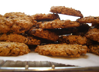 peanut-butter oatmeal chocolate-chunk cookies (onemorehandbag)