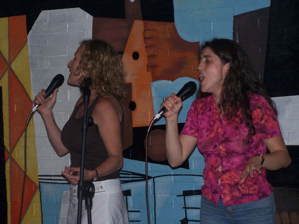 Caro y Mecha en Karaoke