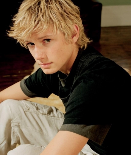 Kadeem's Blog: alex pettyfer feet : Hairstyles 2011