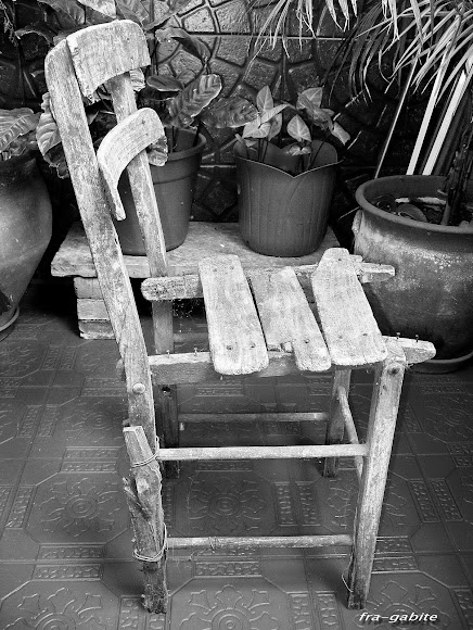 old chair in my yard - silla vieja de mi patio