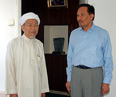 http://2.bp.blogspot.com/_XtEymjGQYts/SflED6QPn3I/AAAAAAAAClY/giC1Y2o69KU/s400/yb-anwar-tg-nik-aziz.jpg
