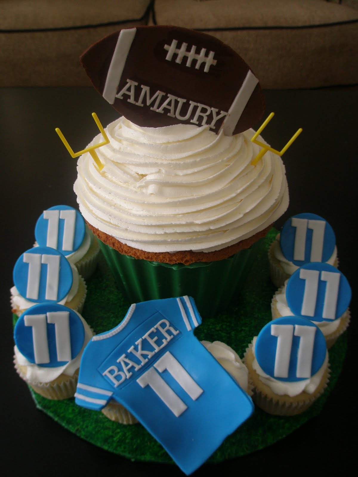 [Football+Giant+Cupcake.JPG]