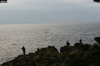 伊豆高原八幡野港近く岩礁と釣り人