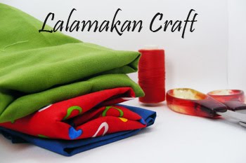 dengan warna baju yang akan dipakai, benang, jarum jahit dan gunting