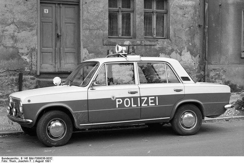 [Bundesarchiv_B_145_Bild-F089036-0032,_KÃ¶then,_Polizei-PKW_Lada.jpg]
