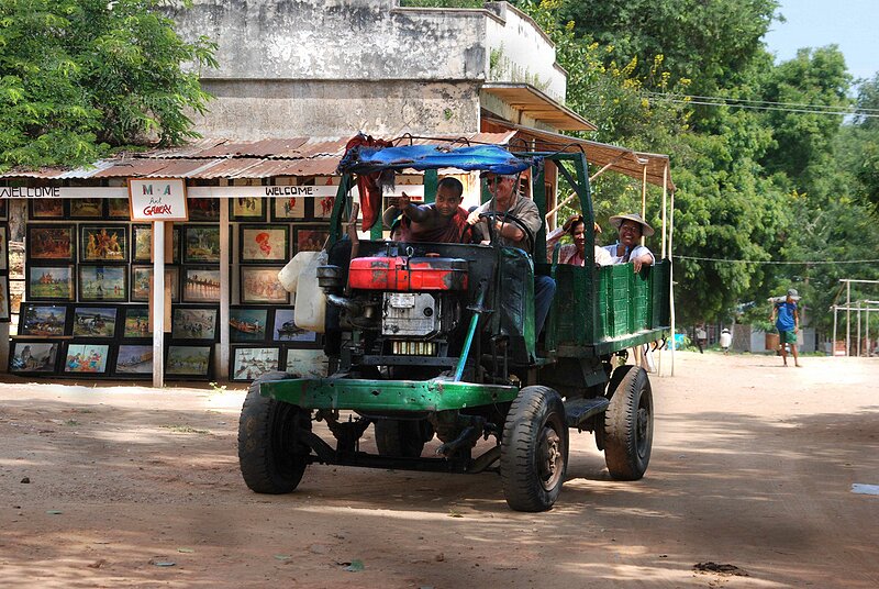 [karlmyanmaroldtruckrobbiehamper_std.jpg]