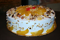 Sponge with fruits and fresh cream