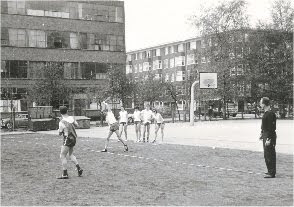 Ons sportveld in Amsterdam-Zuid, vlakbij waar Jan Wolkers z'n atelier had...
