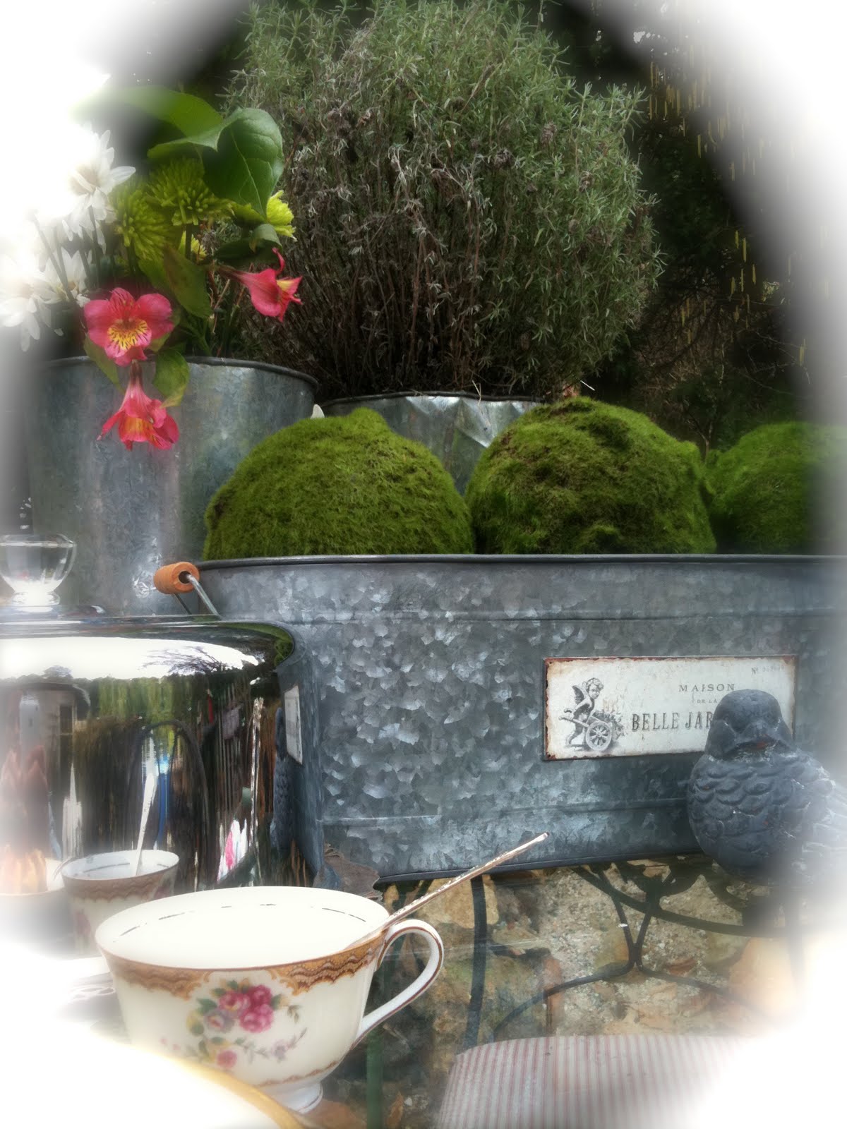 VINTAGE GARDEN TABLE FRENCH COUNTRY COTTAGE