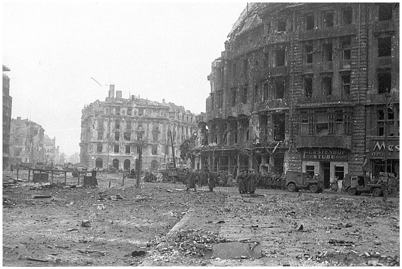 HISTORY IN PICTURES BE THERE Images Of War, History , WW2 A broken