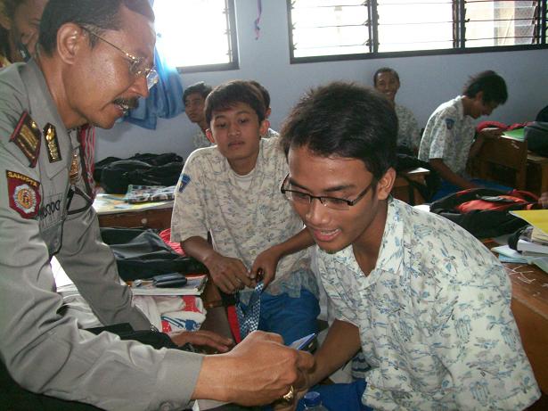 [Polisi+Razia+HP+Porno+disekolah.jpg]