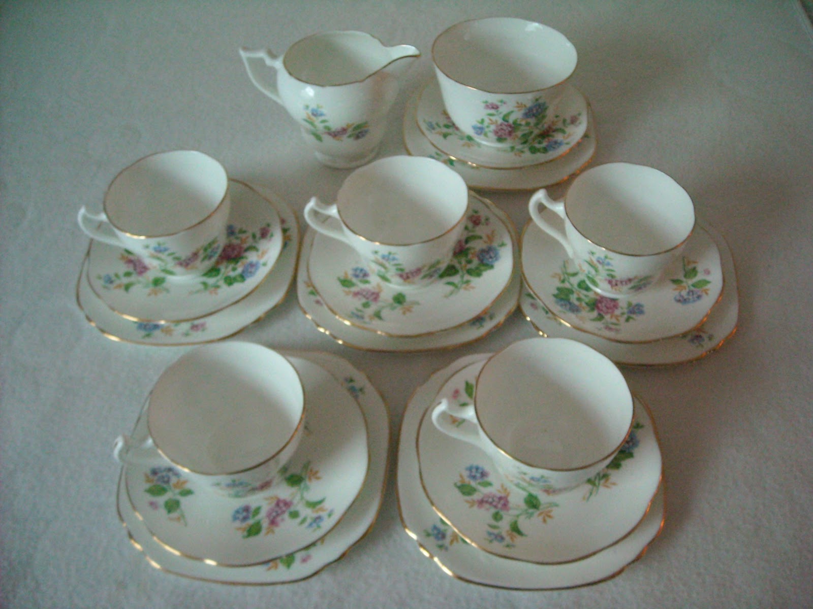JOMJENGOKJAP FINE BONE CHINA ENGLAND TEA SET 19 PCS (SOLD)