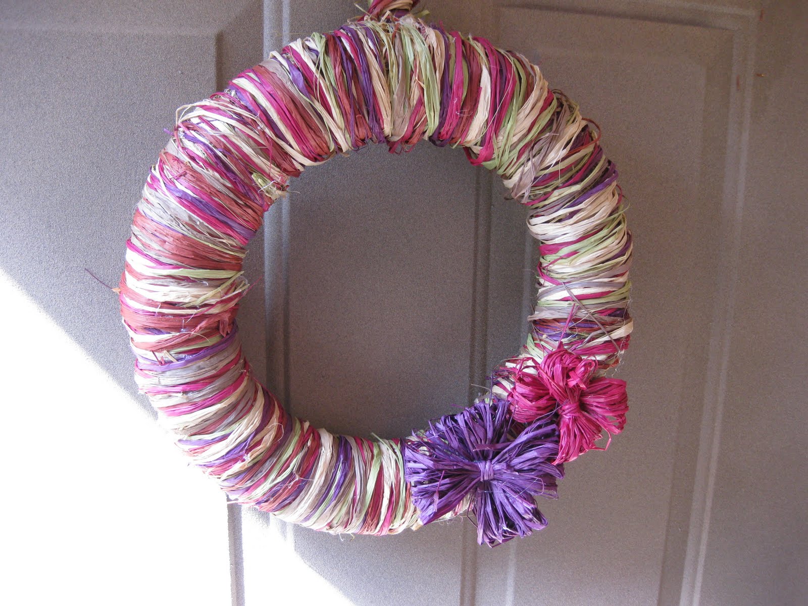 Remodelaholic DIY Raffia Wreath Tutorial; Holiday Decorating