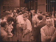 Screenshot aus Film 'Intolerance': Fabrikarbeiter im Gefängnis