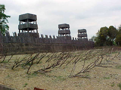 [Fortifications_of_Alesia_01.jpg]