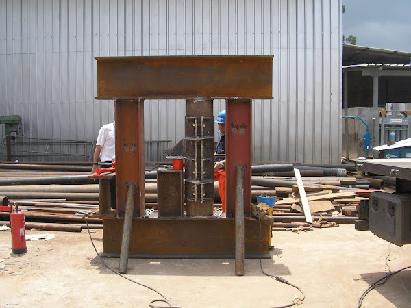 Mars 2009:Un des colliers du clamp sur le banc d'essai...