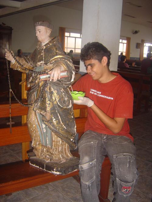 imagem barroca de S Domingos sendo preparada para restauro da POLICROMIA