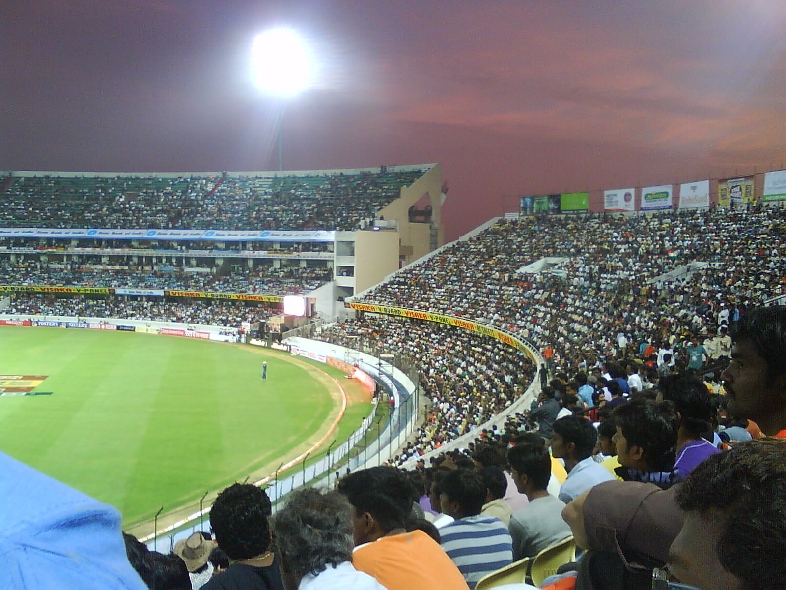 [crowd@stadium.JPG]