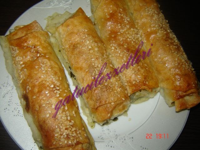 gatucilezzetleri KOLAY ISPANAKLI BÖREK