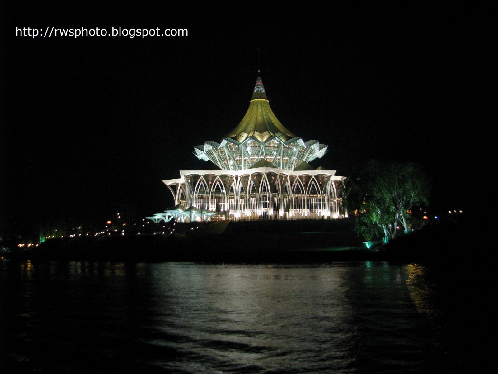 [sarawak_dun_complex_night_shot.jpg]