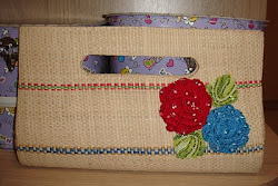 carteira de palha com aplicação de rosas em crochê