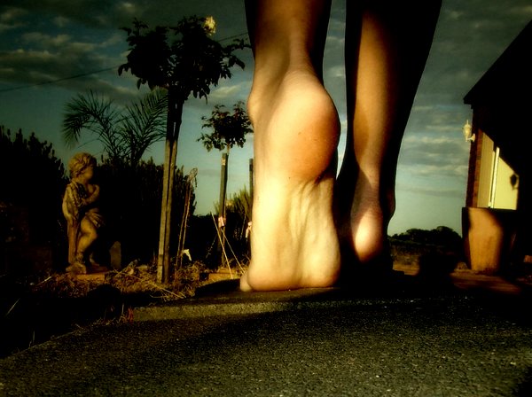 [pies+descalzos,+pisadas,+volver,+volviendo+mis+pasos,+regresando+a+los+mios,+camino+incierto,+andando,+andanza.jpg]