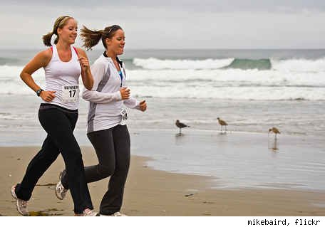 [runners-on-beach.jpg]