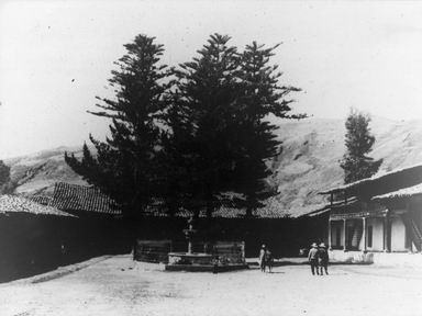 El patio y la fuente de agua de la casa hacienda - año 1960