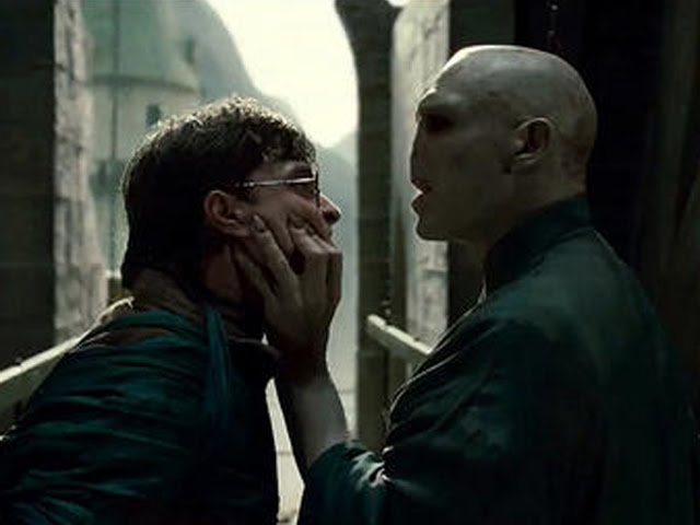 http://2.bp.blogspot.com/_ZCflljp1oqQ/TOdDSEaQdUI/AAAAAAAAAGk/5IgMxNiWcHc/s800/Harry%2BPotter%2B7.jpg