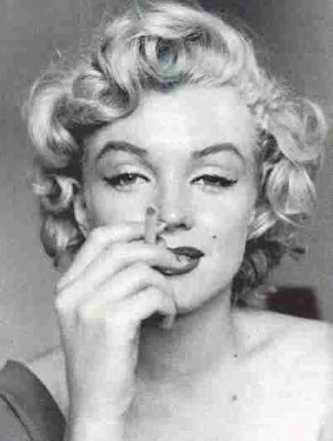 Marilyn+Monroe+Smoking.jpg