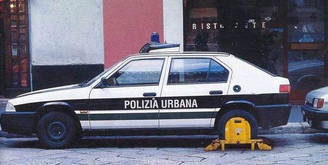 [polizia_urbana_con_la_ruota_bloccata.jpg]