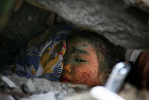 [A+child+buried+under+rubble+waited+to+be+rescued+in+Beichuan+County+on+Tuesday.jpg]
