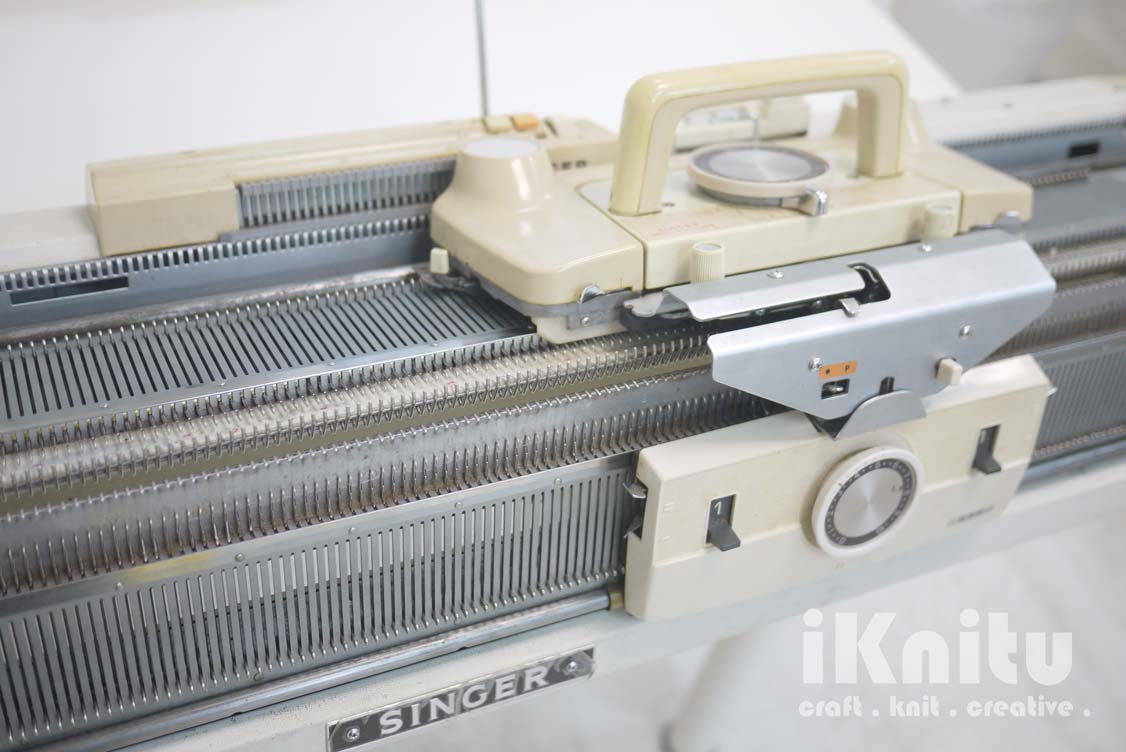 iKnitu Singer ribber bed knitting machine