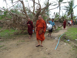 ေျမလမ္းေပၚက ကရုဏာရွင္မ်ား