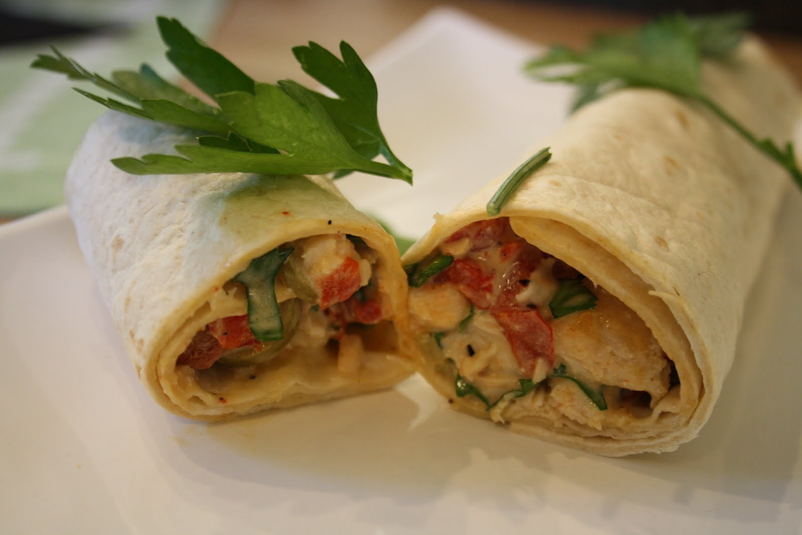 Rosalia´s Kitchen Wrap de pollo, olivas, pimiento y salsa aioli