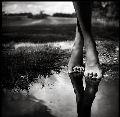 Step by step... ♥ Photography,b,w,black,and,white,feelings,feet,idea-a98cdd424a4656d64d14b7aa88f93859_h