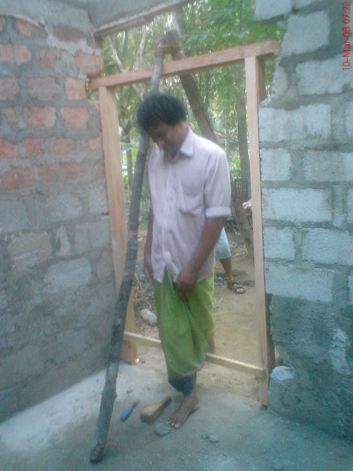 Le charpentier passe le premier par la porte