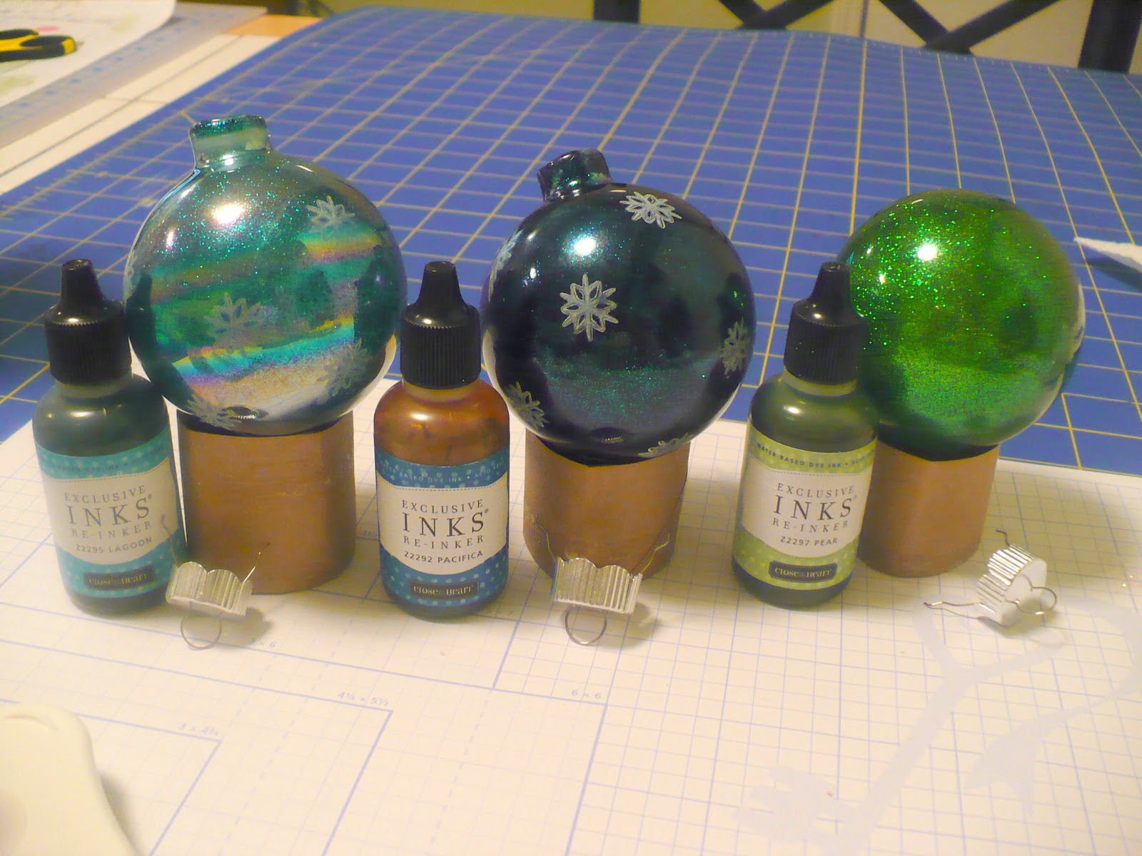 Dudleychick Designs How to make your own glitter ornaments using reinkers.