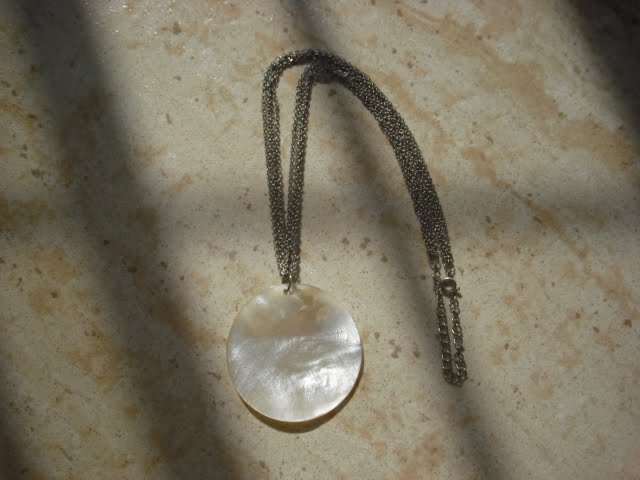 [White+Shell+Necklace+2.jpg]