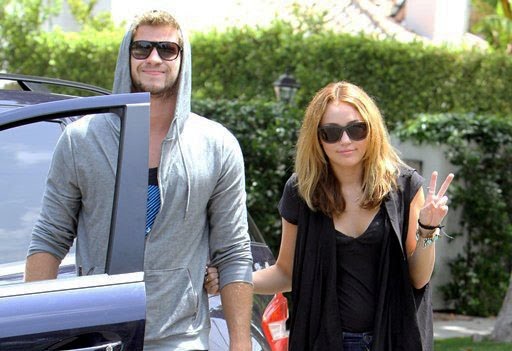 Miley's Fotoalbum Liam+Hemsworth+And+Miley+Cyrus+photos