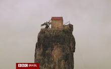 Monge se isola em topo de rocha na Geórgia